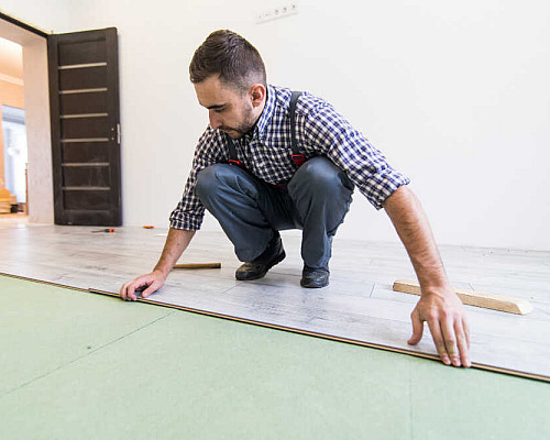 Zvládnete to sami? Pokládka plovoucí podlahy svépomocí